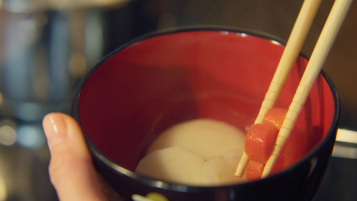丸餅の椀に、箸でにんじんを添える