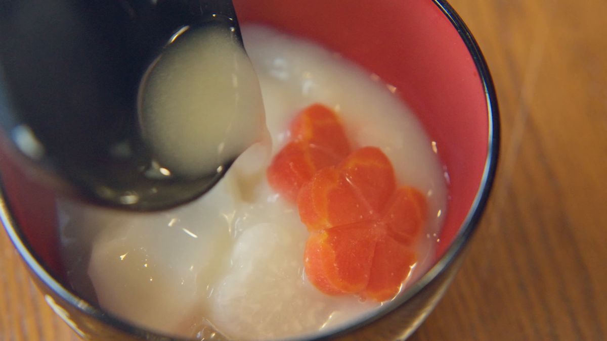 白味噌の汁に浮かぶ、丸餅と梅のにんじん