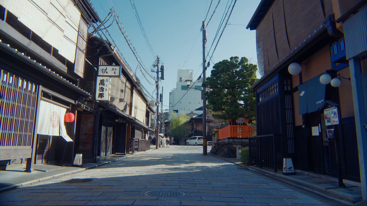 格子の町家が並ぶ祇園の通り