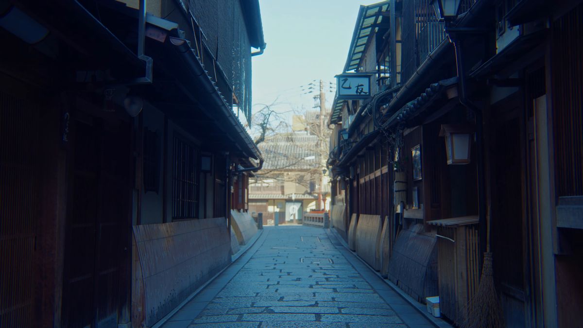 町家にはさまれた石畳の路地