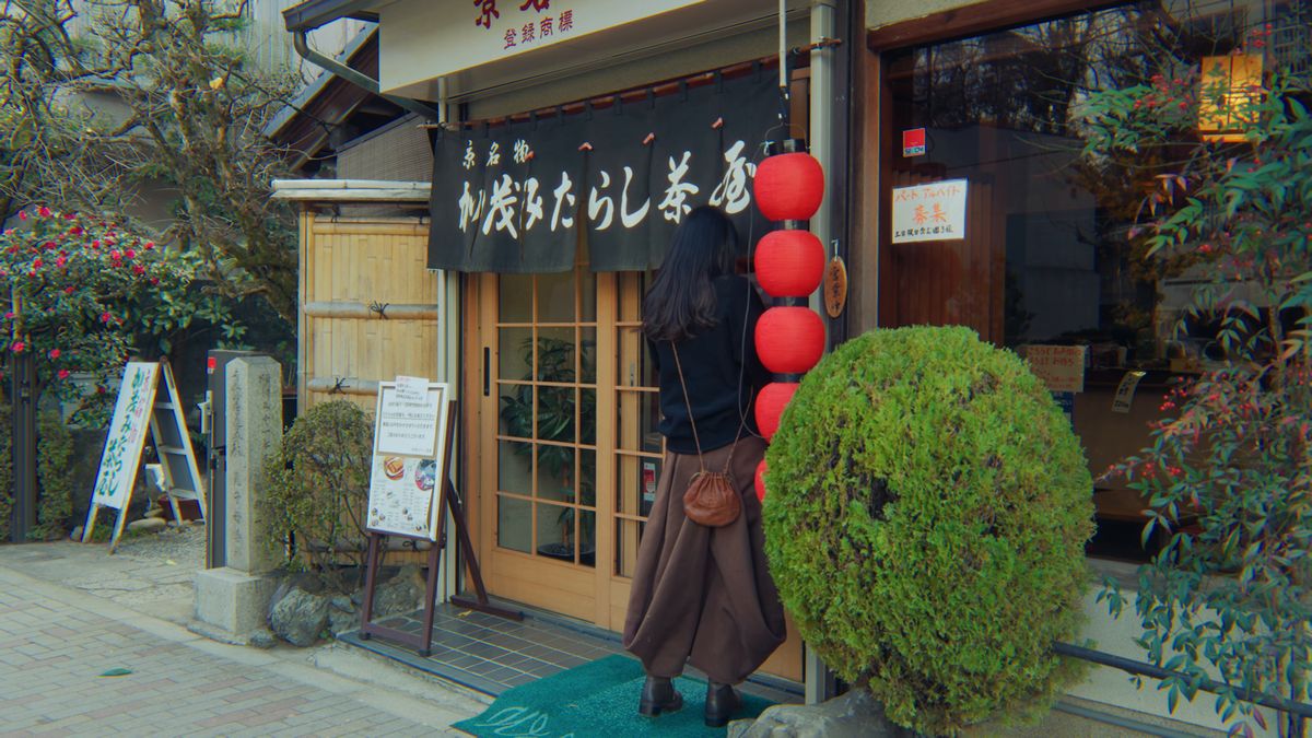 「加茂みたらし茶屋」ののれんをくぐる後ろ姿