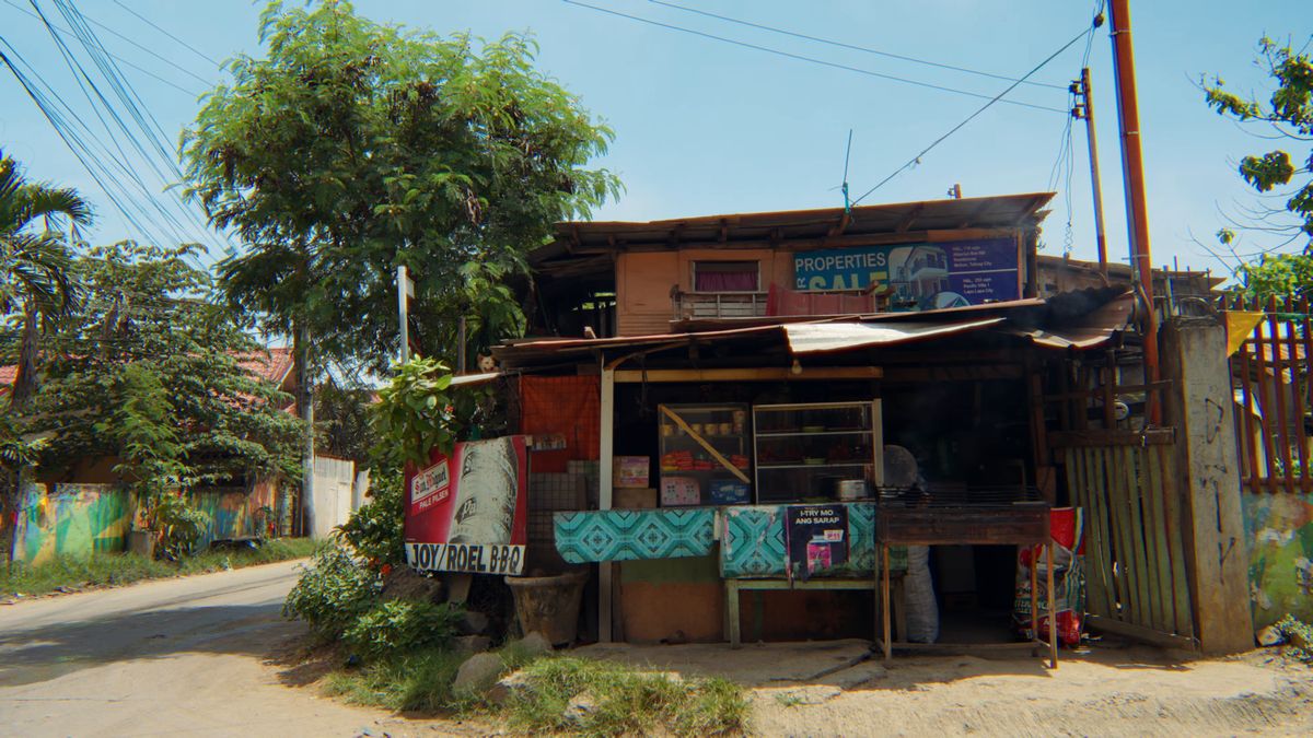 道端のトタン屋根の小さな店
