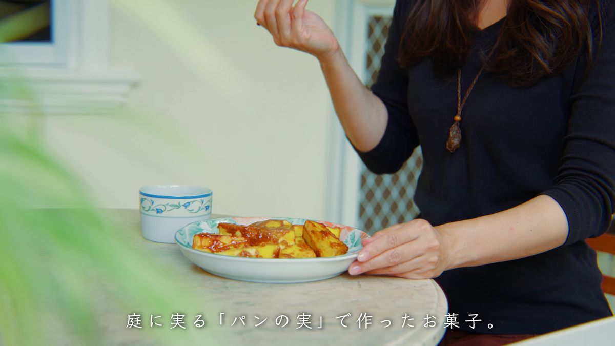 パンの実のお菓子の皿をテーブルに置く