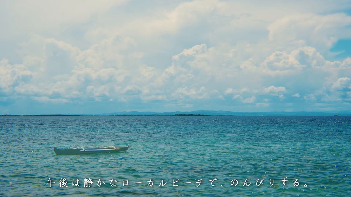 沖に浮かぶ浮き付きの小舟