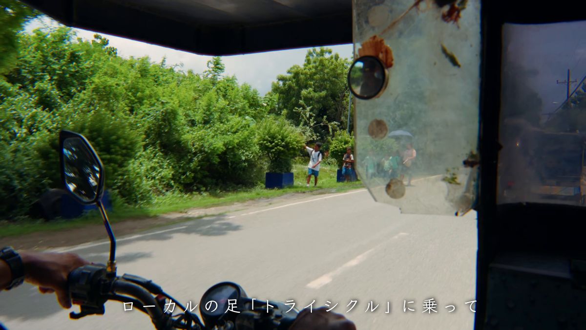 トライシクルのハンドルと、緑の道端
