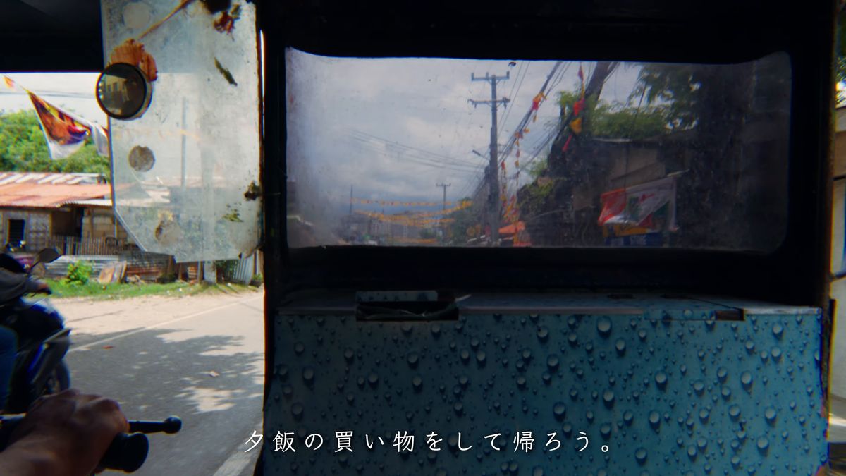 サイドカーの窓から見える電柱と町