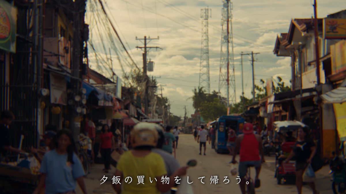 買い物客でにぎわう夕方の通り