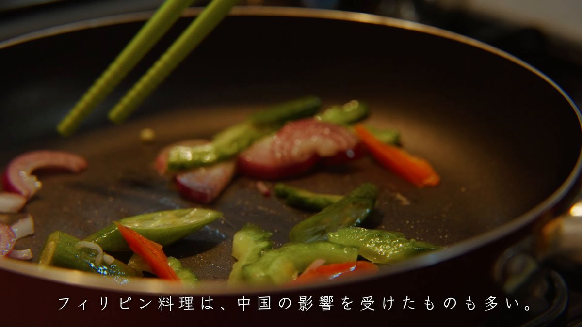 フライパンで炒めるオクラやゴーヤ、赤玉ねぎ