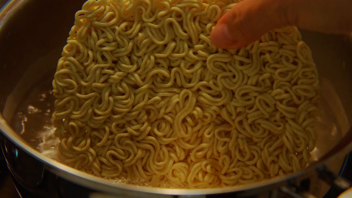 お湯に入れる四角いインスタント麺