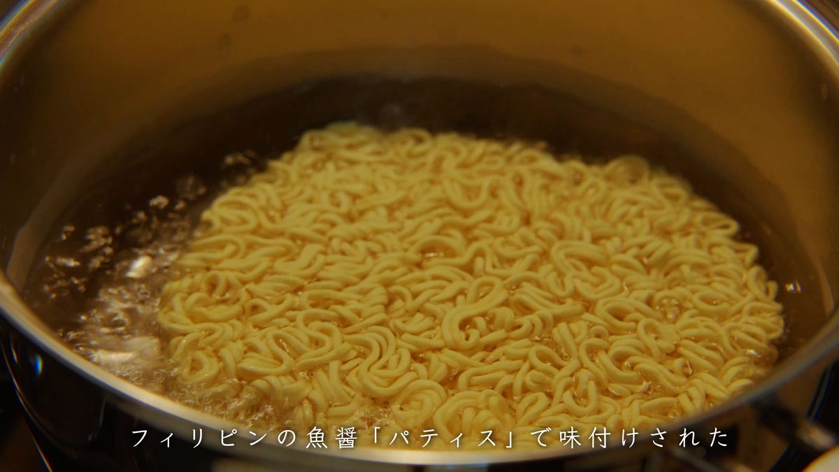 鍋の中でほぐれていく麺