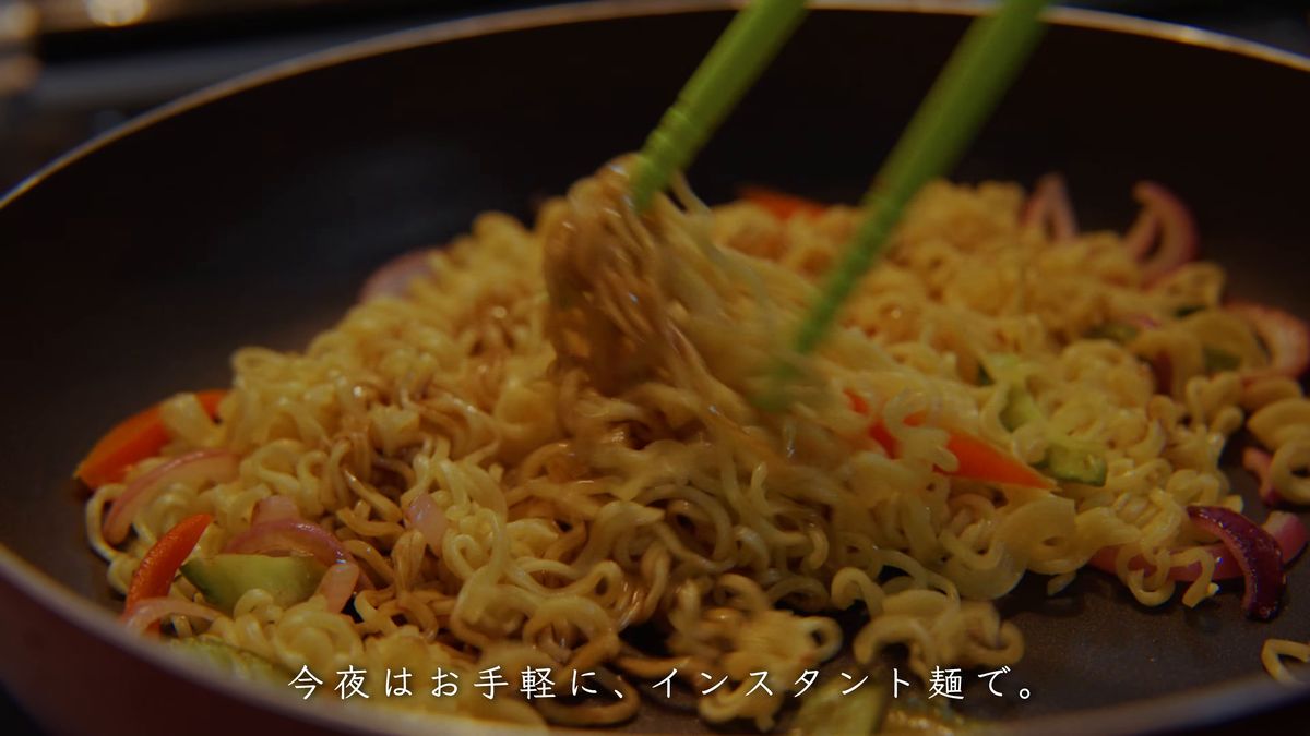 菜箸で麺と野菜を混ぜる