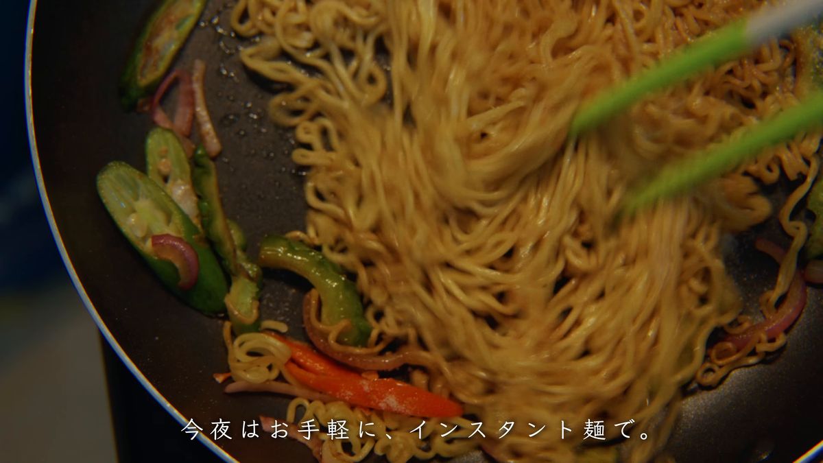 麺を持ち上げて炒め合わせる