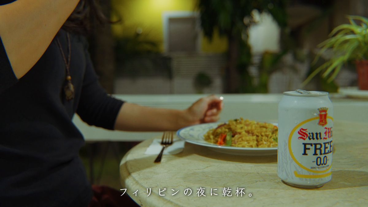 焼きそばと缶が並ぶ夜のテーブル