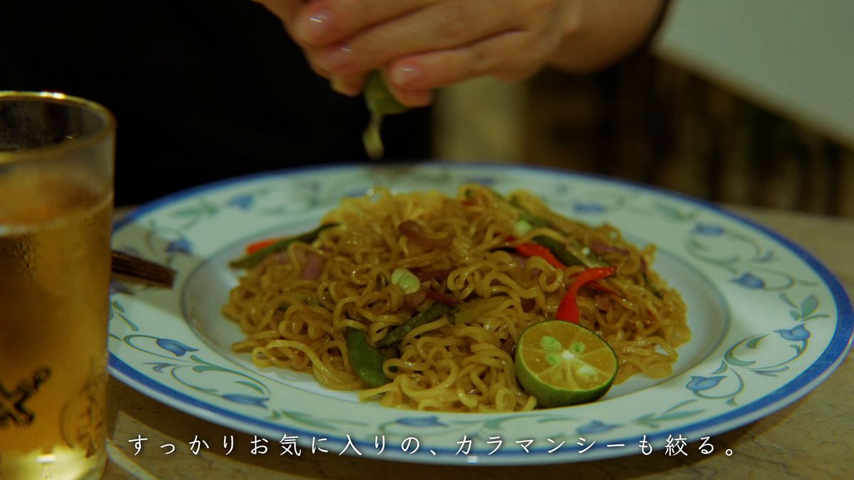 焼きそばにカラマンシーを搾る