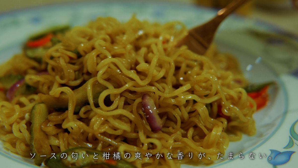 フォークを入れるパンシットカントン