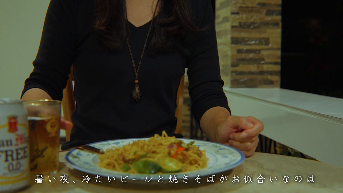 焼きそばの皿を前に座る