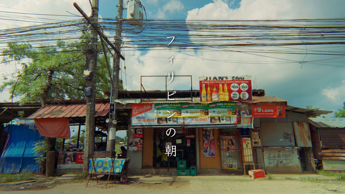 ビールの広告を掲げた道端の雑貨屋