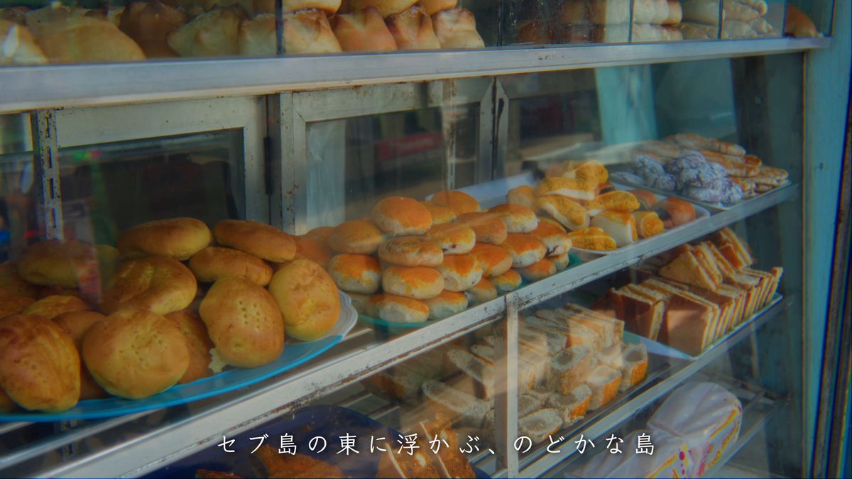 ガラスケースに並ぶ丸いパンとサンドイッチ