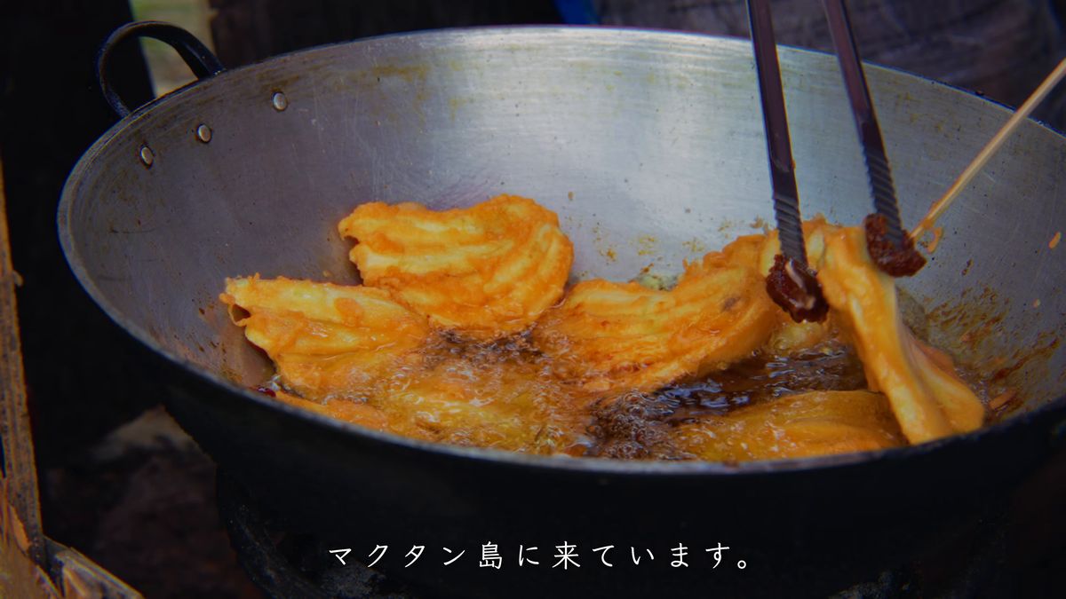 中華鍋の油で揚がるバナナ