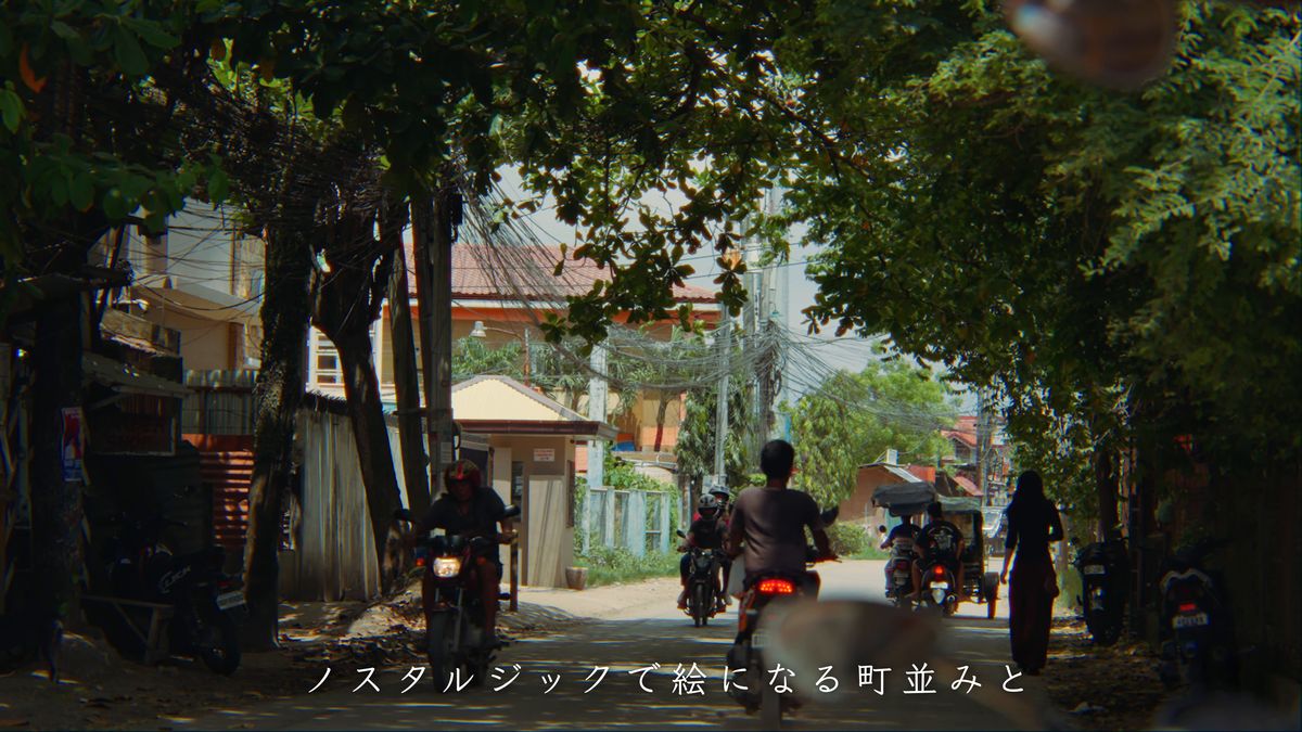 木陰の道を行き交うバイク