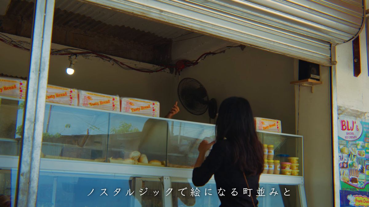 パンの箱が積まれたパン屋の店先