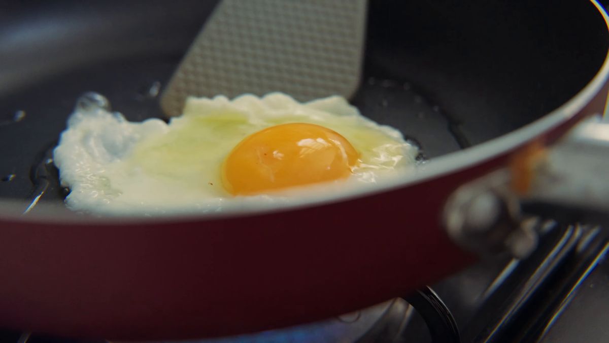 フライパンで焼く目玉焼き