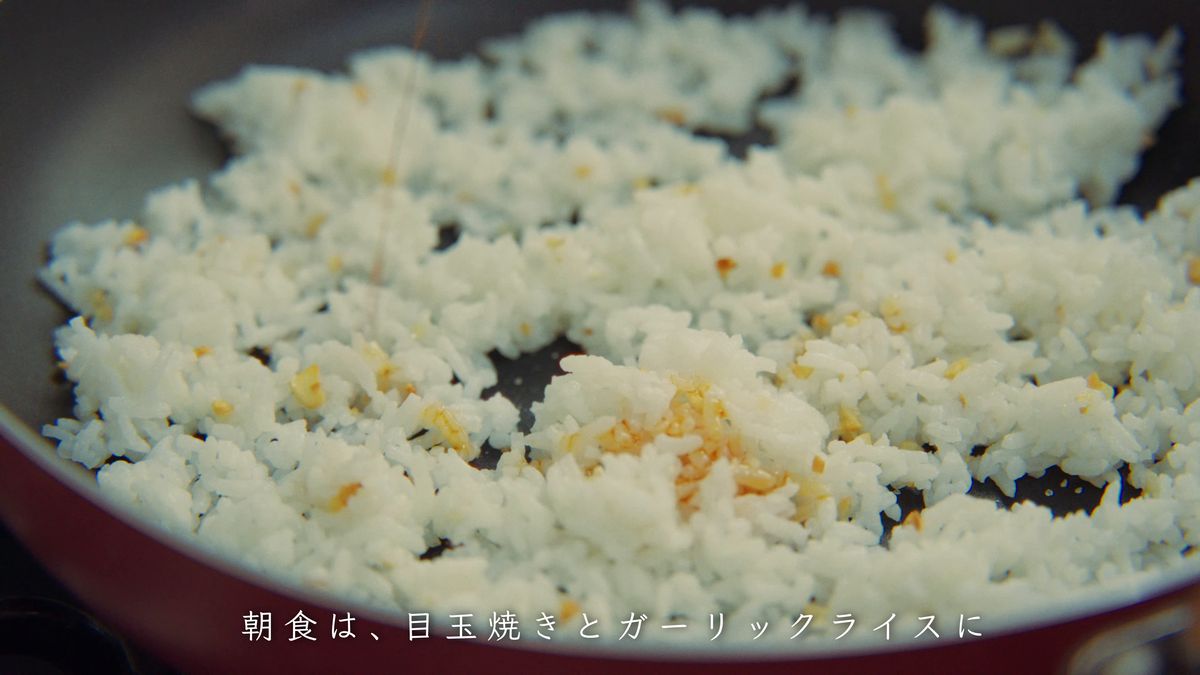フライパンで炒めるガーリックライス