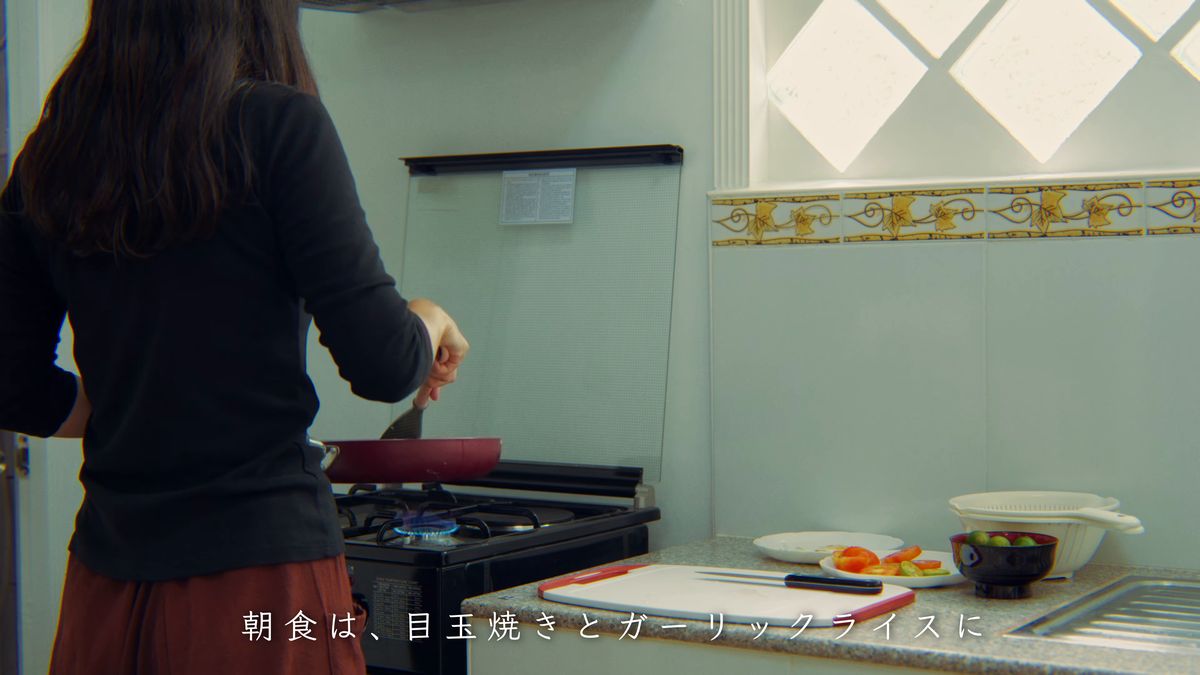 台所でコンロに向かう後ろ姿