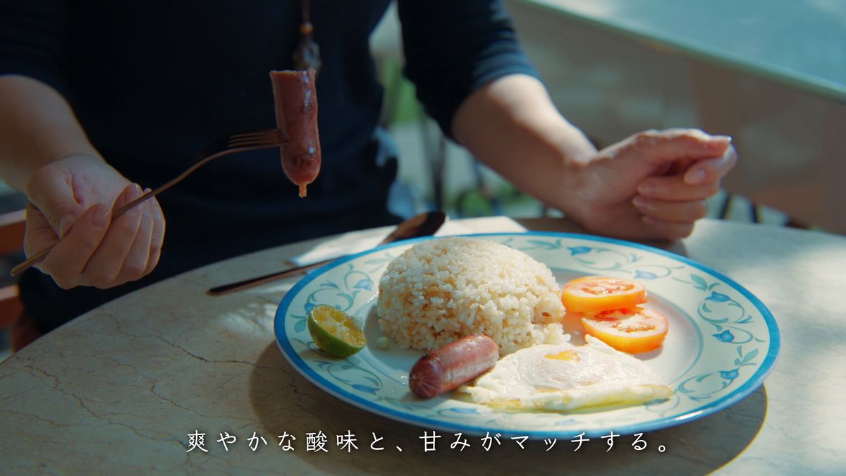 フォークでロンガニサを持ち上げる