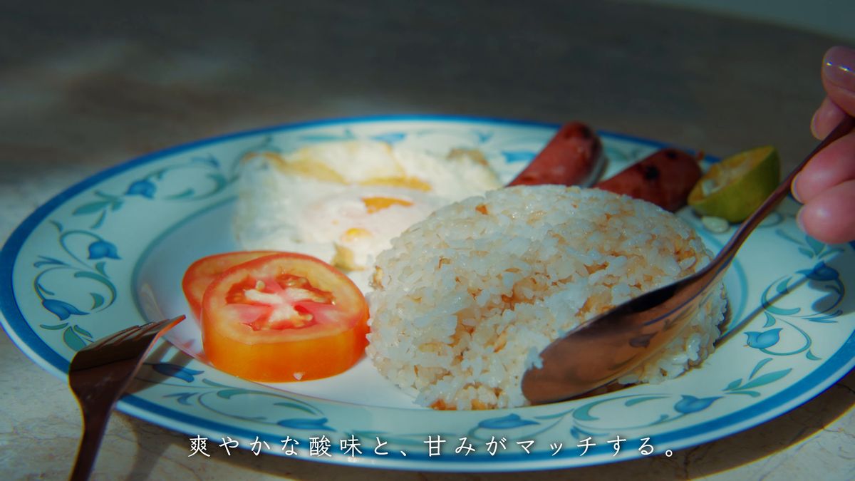 スプーンでガーリックライスをすくう