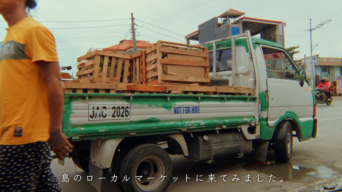 木箱を積んだトラックの荷台