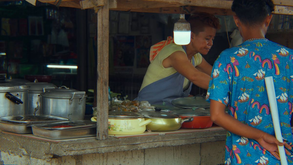 大きな鍋が並ぶ市場の食堂