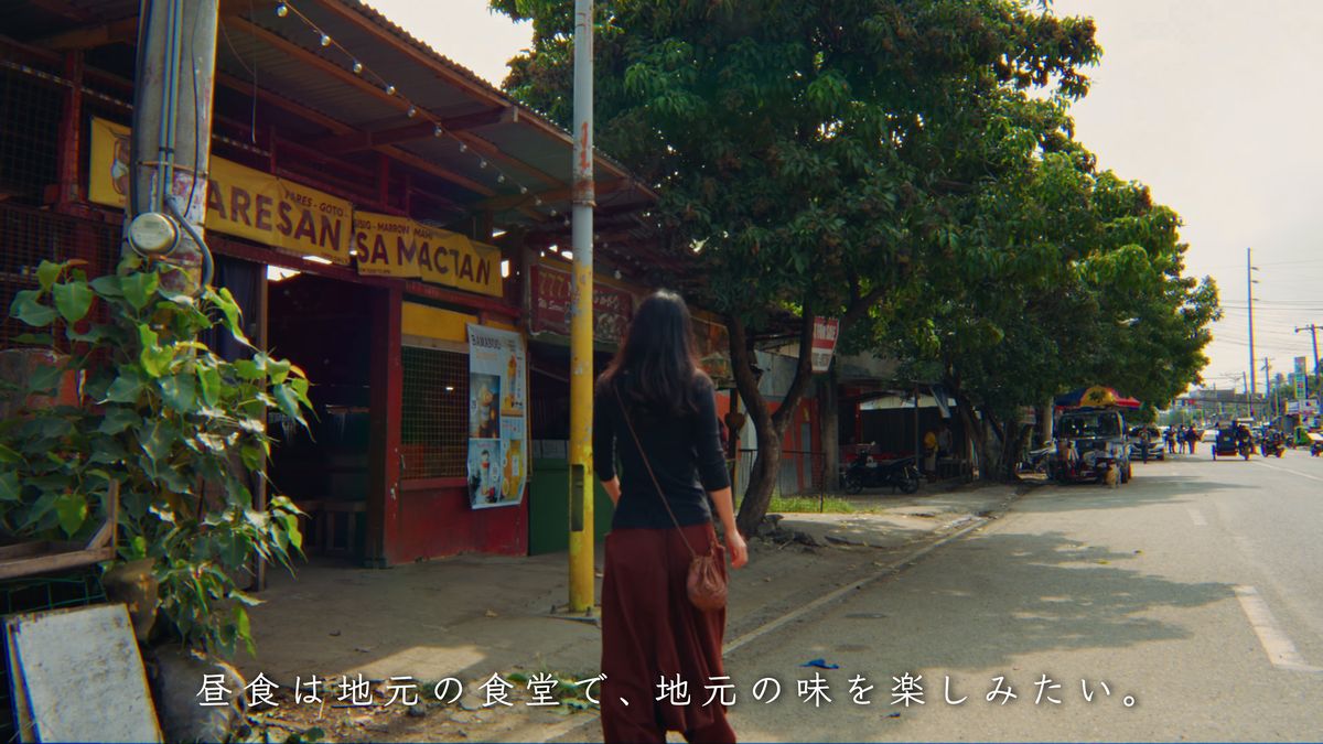 黄色い看板のパレスの食堂へ向かう後ろ姿