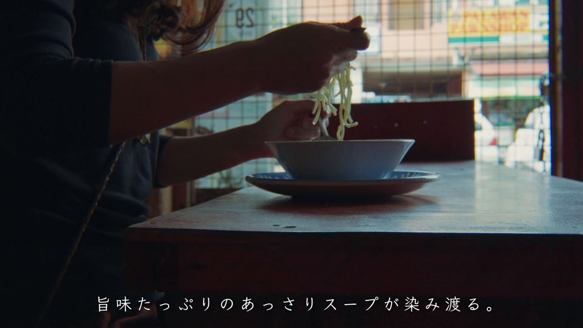 麺をすくい上げる手元