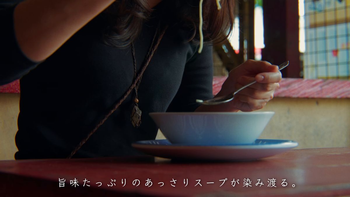 スプーンでスープを飲む手元
