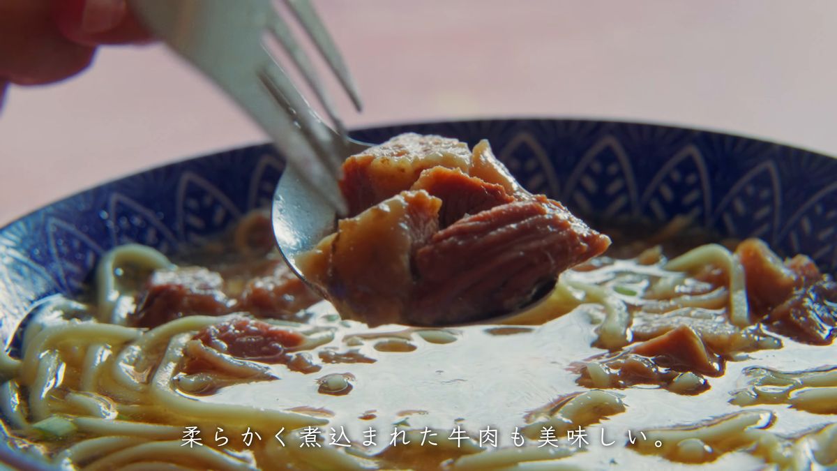 スプーンにのせた煮込みの牛肉