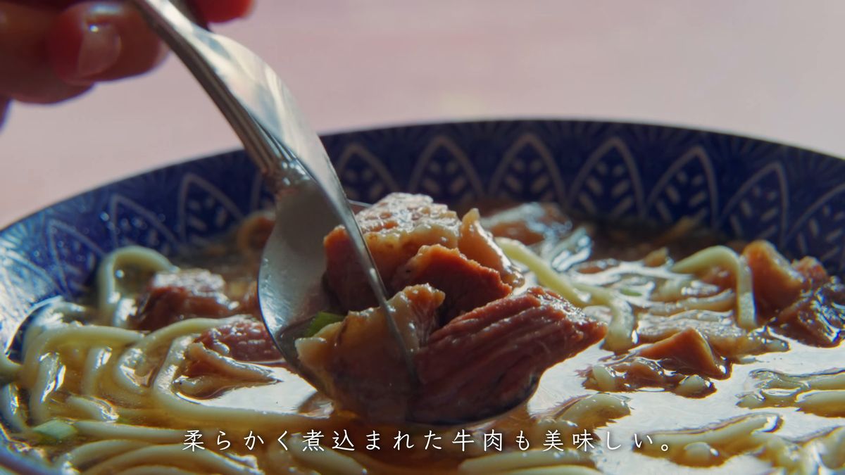 柔らかく煮込まれた牛肉の寄り