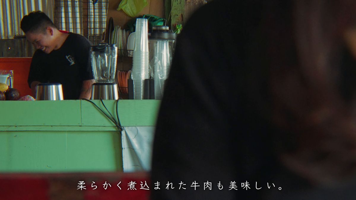 ミキサーやカップが並ぶ厨房