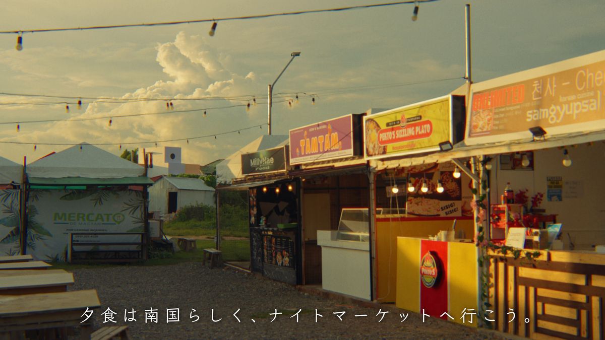 夕暮れのナイトマーケットに並ぶ屋台