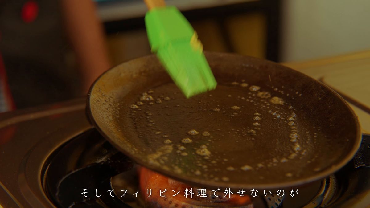 熱した鉄板にハケで油を塗る