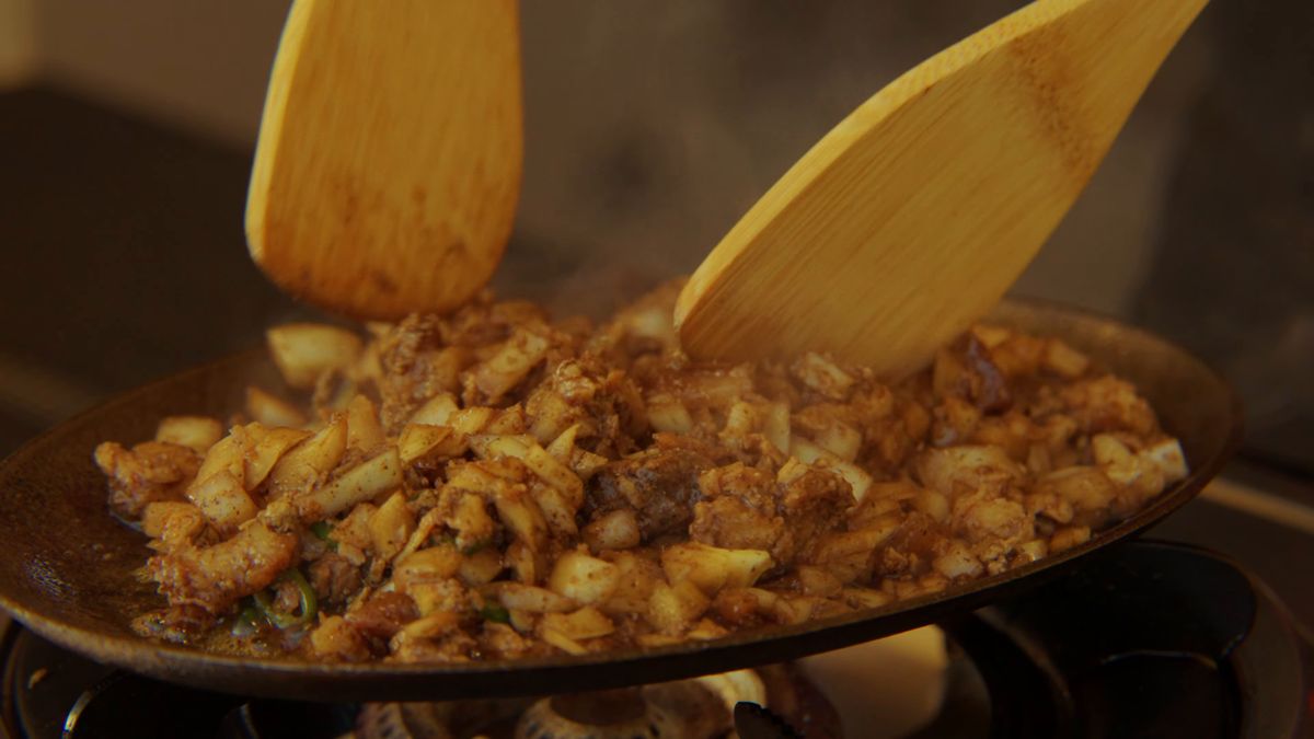 細かく刻んだ豚肉と玉ねぎを炒める