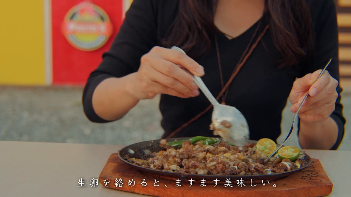 スプーンとフォークでシシグを混ぜる