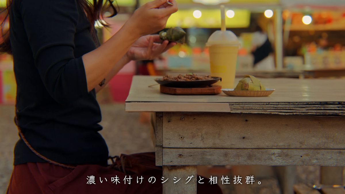 シシグとプソ、スムージーが並ぶテーブル