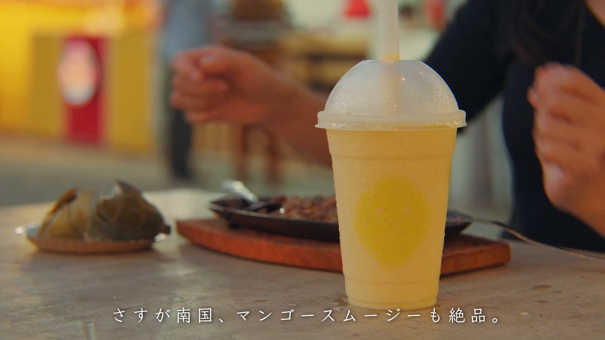 テーブルに置いたマンゴースムージー