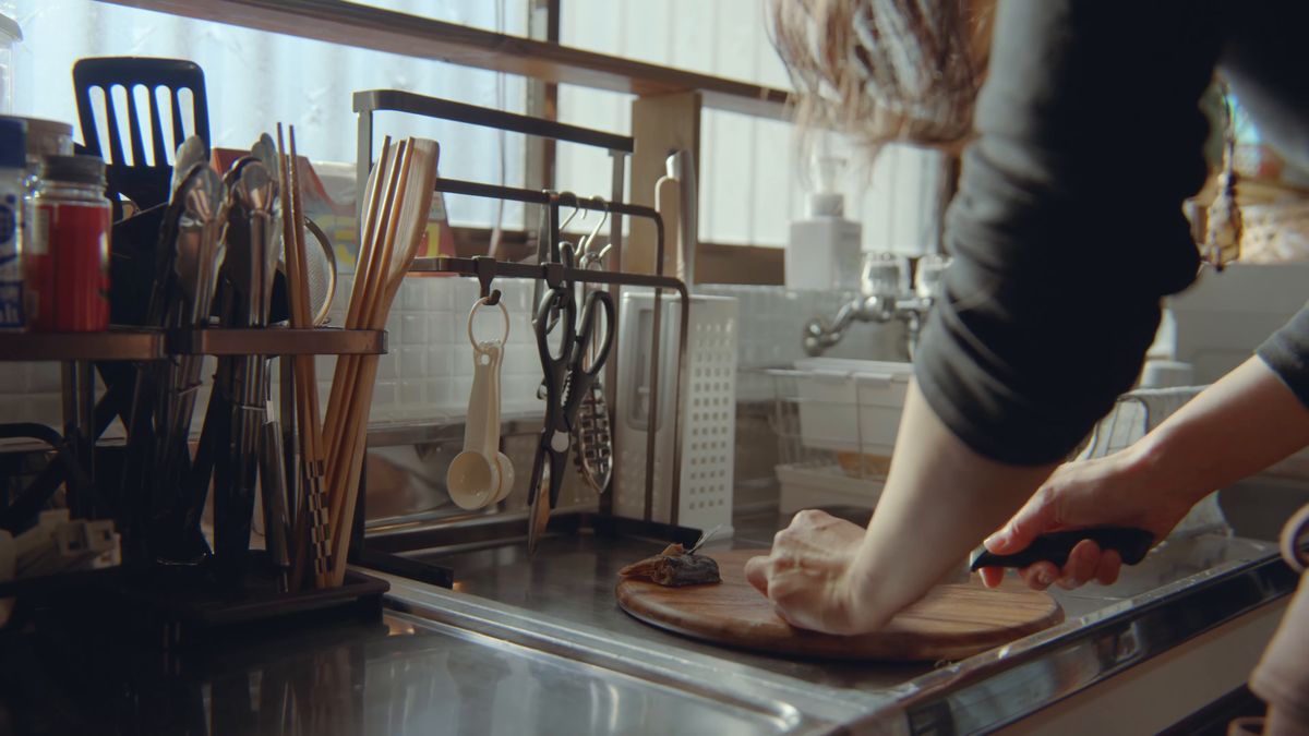 包丁を手に、へしこを切る後ろ姿