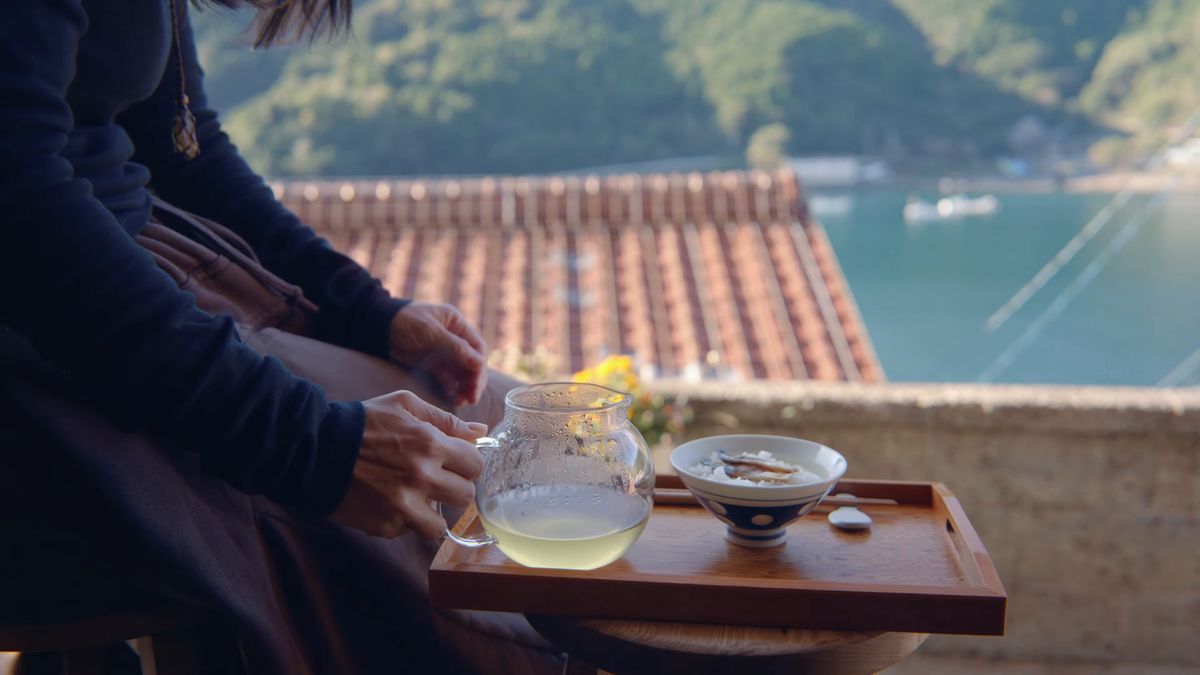 盆にのせた急須と茶漬けの碗
