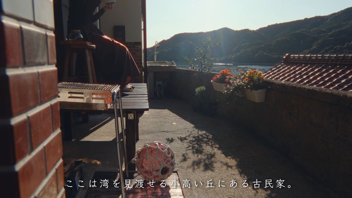 七輪と椅子を置いたテラスと、朝の湾