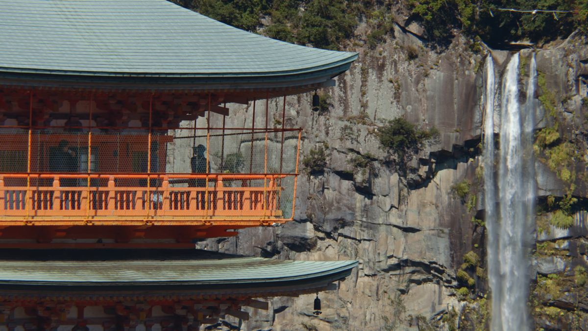 朱塗りの三重塔の欄干と那智の滝
