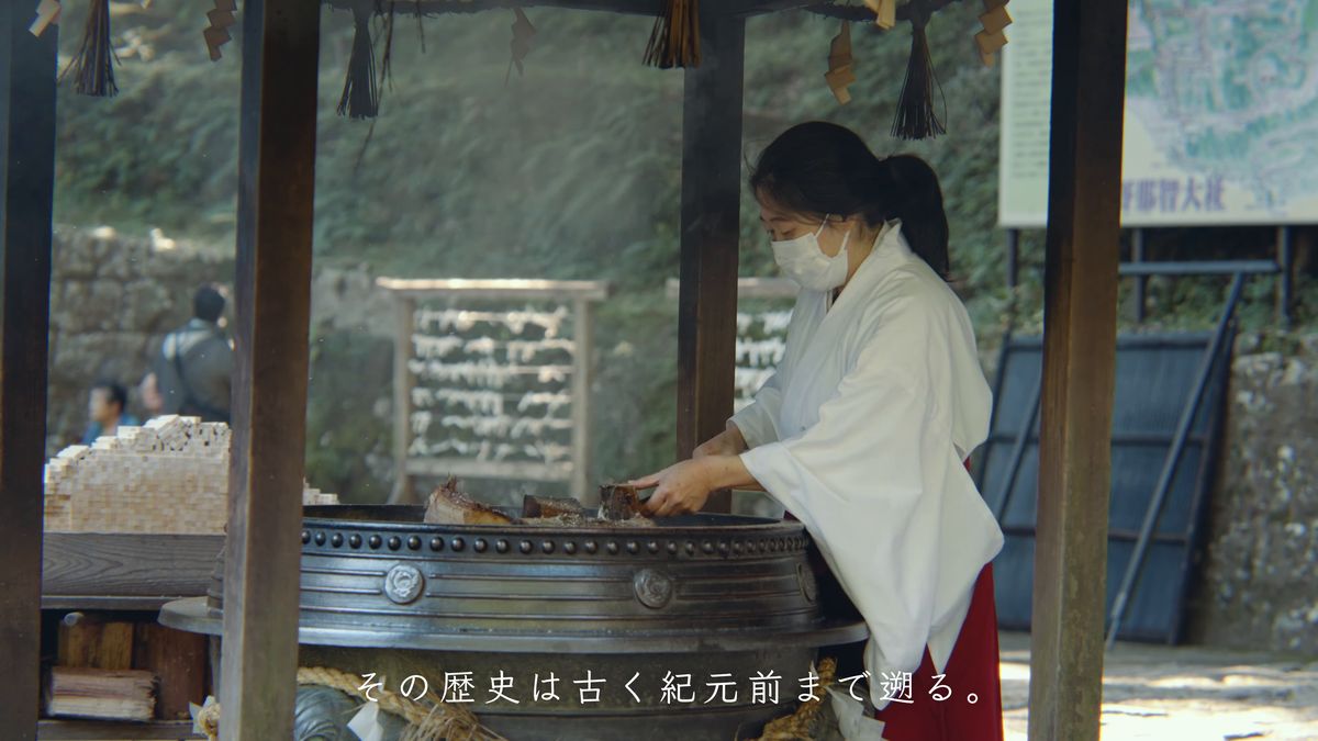 御守りや護摩木の並ぶ授与所