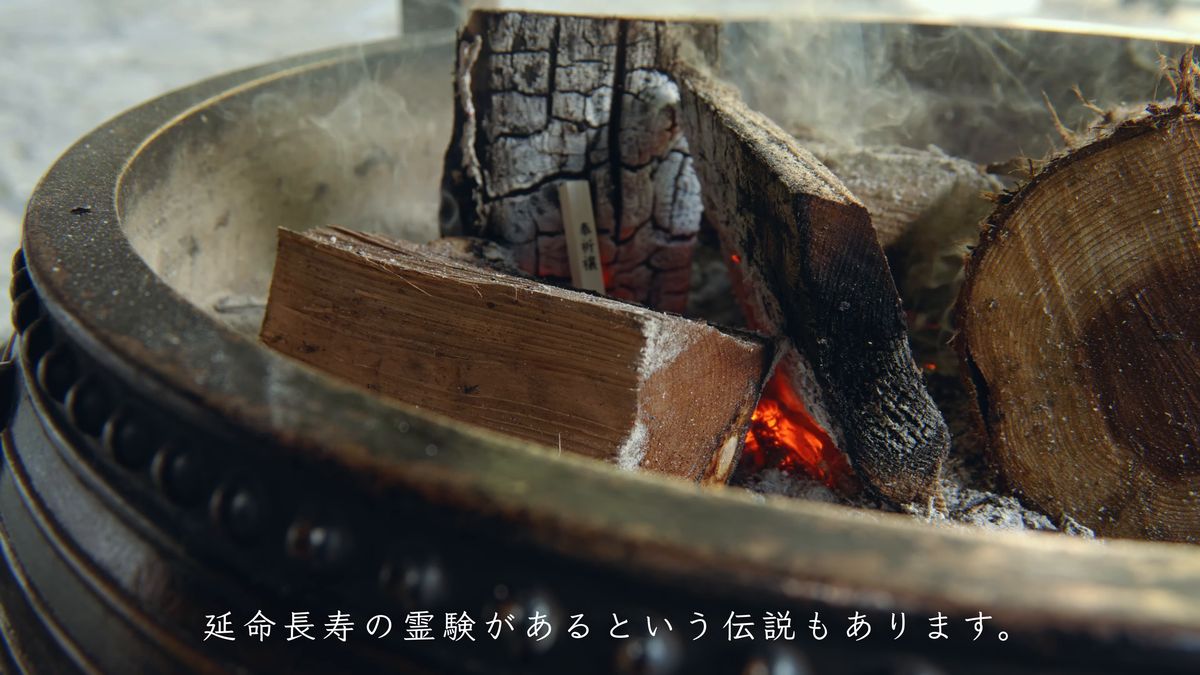 火鉢の中で燃える薪